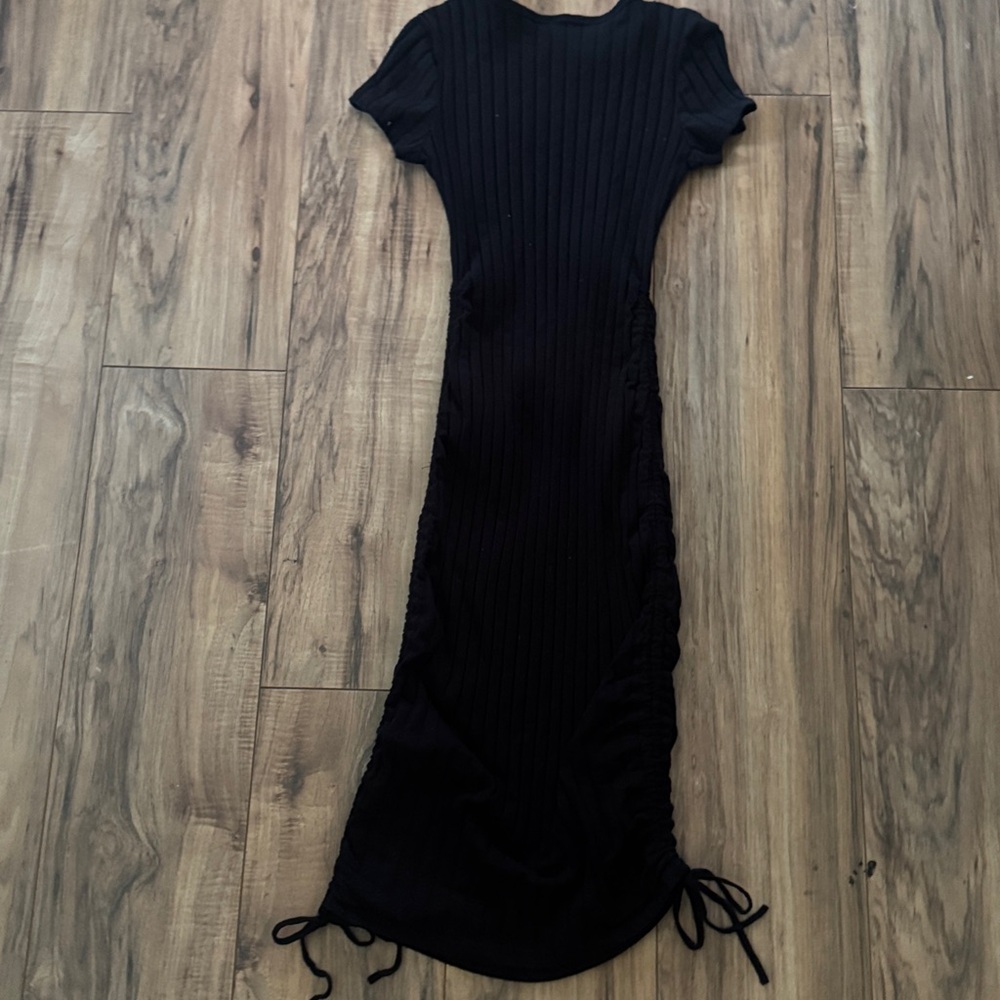 SHEIN Black Ribbed Short-Sleeve Midi Dress with Side Ruching - Picture 4 of 5